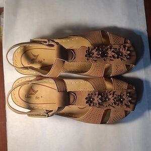 Women's Luo ge Sandals NWOT